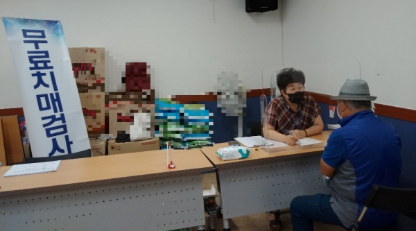 산내동 행정복지센터에서 대상자가 검진 중이다