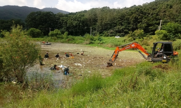 24일 목천읍 용연저수지에서 수질개선 및 환경정화 활동 전개