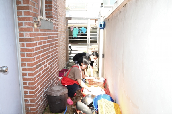 대전 중구의회 이정수, 조은경 의원이 집중호우 피해복구를 돕고 있는 모습.