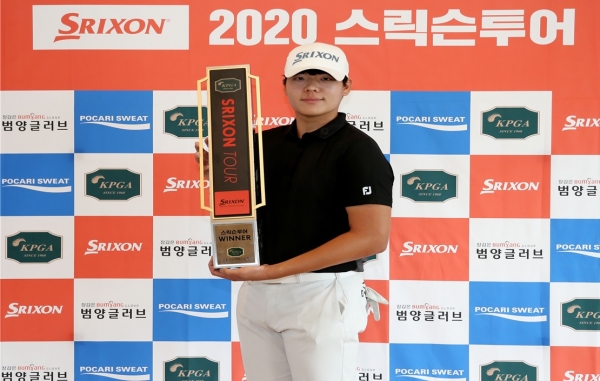 송재일 선수가 우승컵을 들고 승리의 포즈를 취하고 있다.