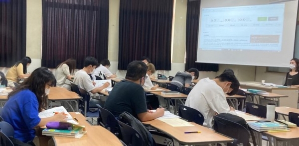 코로나19 상황에서 직원 직무계발을 위해 외국어 교육과정을 운영한다