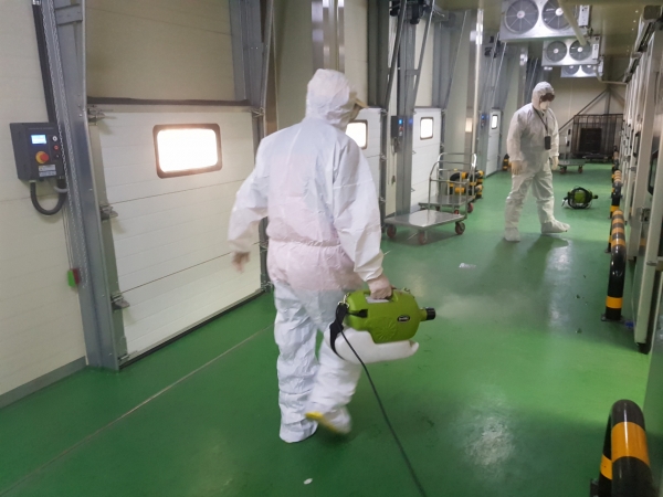 아산시 학교급식지원센터 내부 방역활동을 하고 있다.