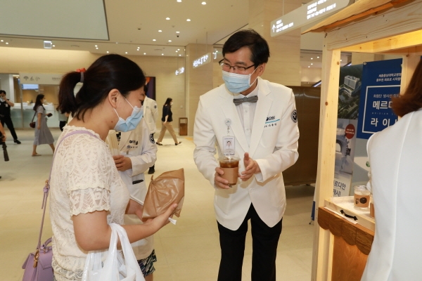 나용길 원장이 매주 화, 목요일 아침에 출근하는 직원들에게 커피와 간식을 나눠주며 하루의 시작을 격려하고 있다.