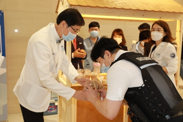 나용길 원장이 매주 화, 목요일 아침에 출근하는 직원들에게 커피와 간식을 나눠주며 하루의 시작을 격려하고 있다.