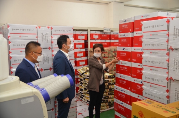 대전세종적십자사는 27일 대전지역 3040섿 오피니언 리더들이 모여 만든 봉사단체인 '상상나눔'에서 수해피해 복구를 위한 성금 500만 원을 전달받았다.