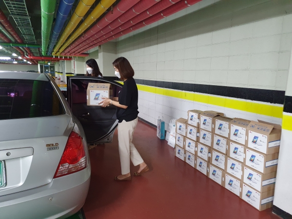 프로젝트에 활용될 태블릿PC(212대)는 드라이브 스루 방식으로 지난 26일 사업학교 61교에 배포