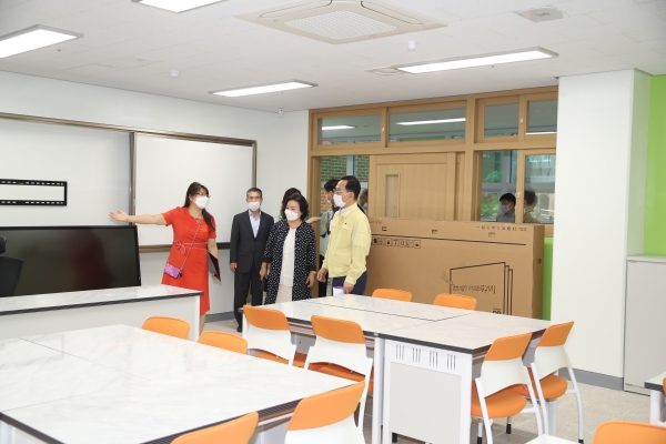 호수초 개교 전 시설점검 차 현장 방문한 박상돈 시장