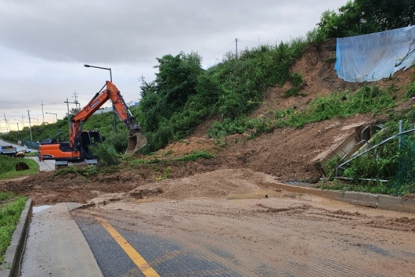 사면이 유실된 연동면 명학산단 진입도로