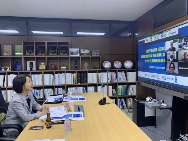 KISTI 최희윤 원장이 화상을 통해 코스타리카 과학기술정보통신부(MICITT)와 비디오 컨퍼런스를 진행하고 있다.