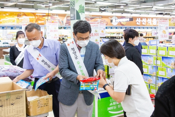 지난 26일 임시 개장한 청양먹거리직매장 대전 유성점에서 홍보 중인 김돈곤 청양군수 모습