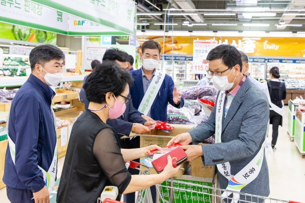 지난 26일 임시 개장한 청양먹거리직매장 대전 유성점 첫날 흥행 모습