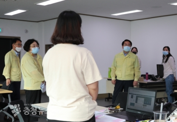 오세현 시장이 28일 오후 아산시 보건소를 찾아 직원들을 격려하고 있다.