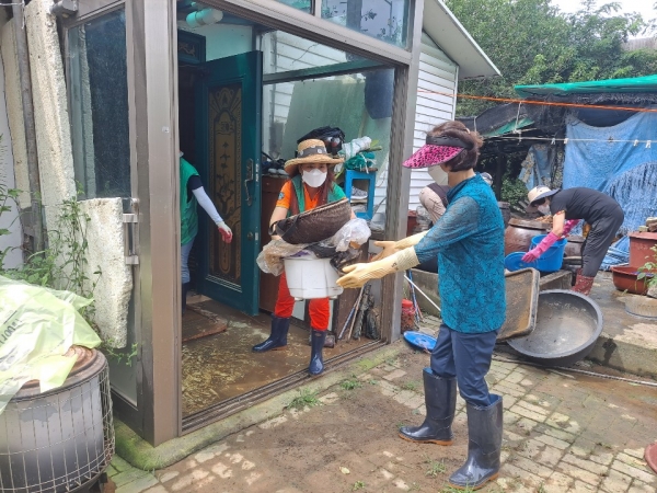 천안시 봉사단체 등 민관이 협력으로 집중호우로 인해 침수피해를 입은 저소득층 가구의 집 수리 모습