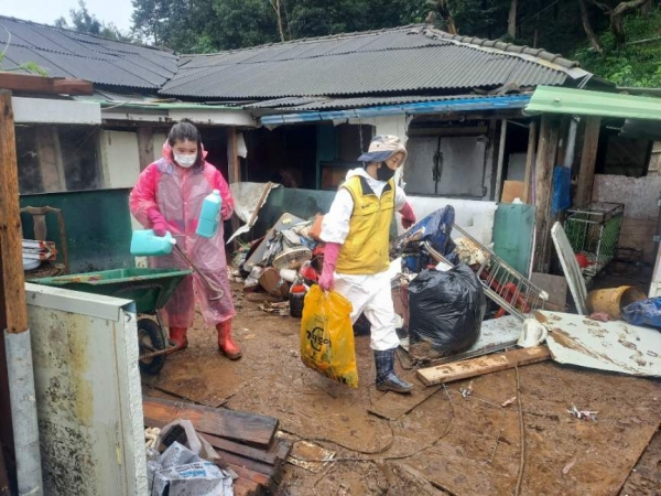 천안시 봉사단체 등 민관이 협력으로 집중호우로 인해 침수피해를 입은 저소득층 가구의 집 수리 모습