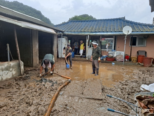 천안시 봉사단체 등 민관이 협력으로 집중호우로 인해 침수피해를 입은 저소득층 가구의 집 수리 모습