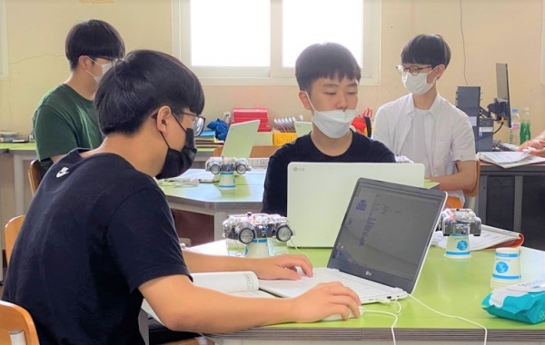 대전가오고등학교 학생들이 배재대 AI‧SW중심대학사업단이 개최한 ‘찾아가는 SW체험 캠프’에서 자율주행 차량인 알티노를 움직이고 있다.