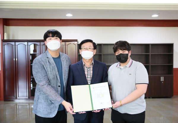 특별장학금 지급 확약서를 들고 기념사진을 찍는 모습. 왼쪽부터 김정배 총대의원장, 이원묵 총장, 성광현 총학생회장 권한대행 순.