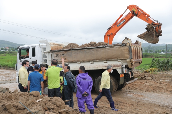오세현 아산시장이 집중호우 복구현장을 방문하고 있다.