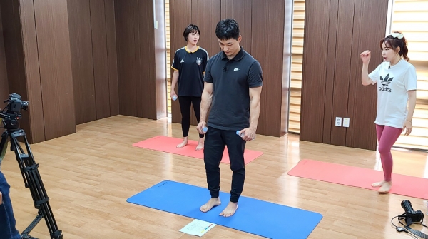 홈트레이닝 영상 촬영 장면