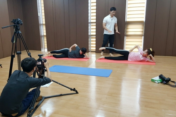 홈트레이닝 영상 촬영 장면