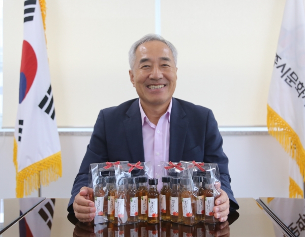 세종시문화재단 김종률 대표이사가 지역 복숭아식초를 구매해 핸드 인 핸드 켐페인에 동참했다.