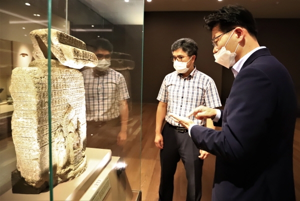 김정섭 공주시장(오른쪽)이 국립공주박물관에서 국보 제108호 계유명삼존천불비상을 관람하고 있다.