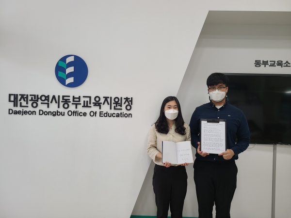 9월 신규 교직원에게 친필 서한문과 청렴 도서 배부