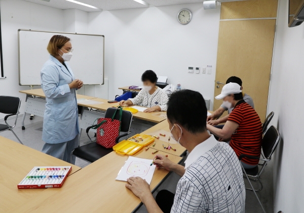 파킨슨 환자 미술행동 프로그램 진행 모습