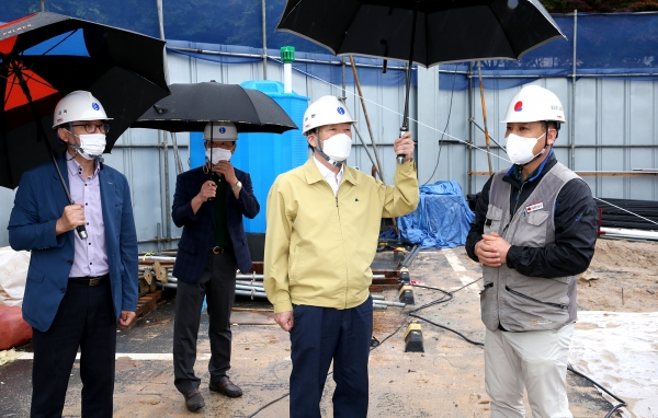 제10호 태풍‘하이선’대비 공사현장 안전점검 중인 설동호 교육감 모습