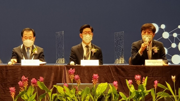 탈석탄기후위기대응 국제컨퍼런스에서 황명선 시장이 발표하는 모습