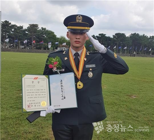 대덕대학교 공병부사관과 2018학번 1회 출신인 윤민식 군(21)이 지난달 28일 육군부사관학교에서 거행된 부사관 임관식에서 성적 우수상을 수여받았다. (사진제공=대덕대)