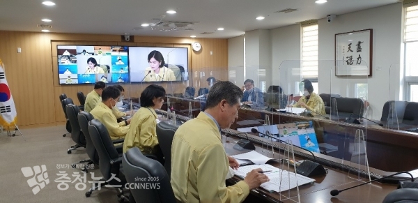 교육청의 코로나19 학교지원단과 14개 지역 교육지원청 담당자와 화상회의를 하는 모습