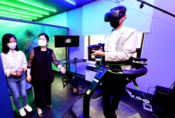 백석대학교 백순화 교수가 백석XR센터 ‘트레드밀-버툭스옴니’에 대해 설명하고 있다.