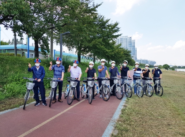 대전시설관리공단 설동승 이사장과 임직원들은 갑천 자전거도로에서      공영자전거 ‘타슈’를 타고 있다.