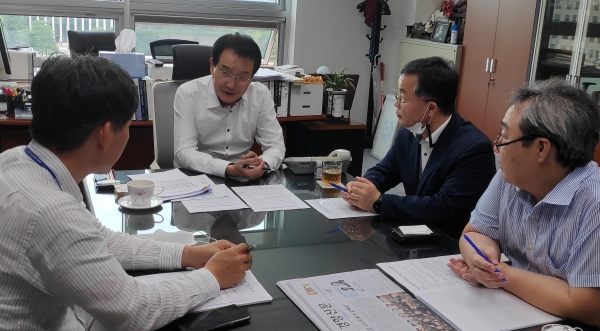 더불어민주당 변재일(가운데) 의원이 외평동 복지거점센터 관련 행안부 예산협의를 진행하고 있다.