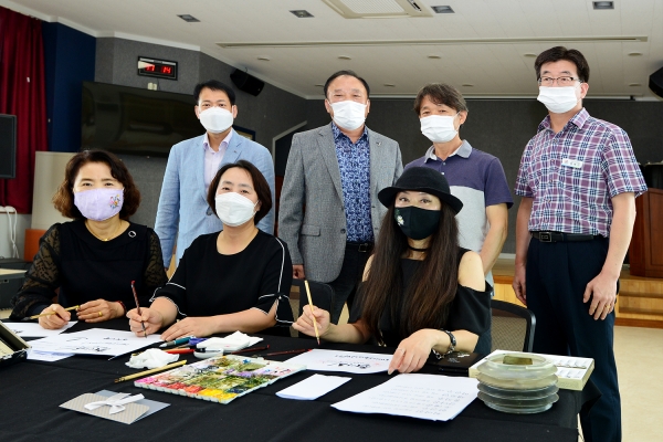 지난 10일 서산시성연면 주민자치센터에서 주민자치위원들과 선물꾸러미 제작 장면