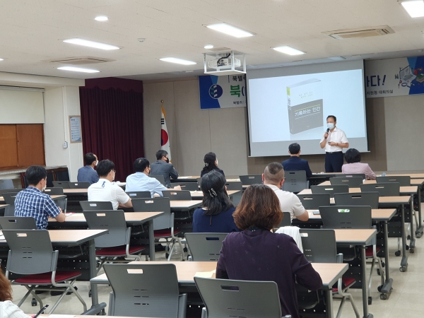 지난 11일 대회의실에서 서부교육지원청 직원들을 대상으로 북텔러(Book teller)와 함께하는 ‘북세통’행사 개최