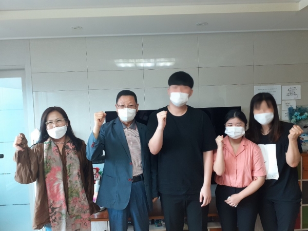 왼쪽부터 공공인재가치홍보단 채혜숙 씨, 이세영 군사학과 교수, A군, 유수민 학생, A군 어머니