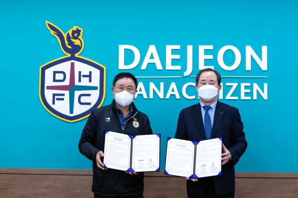 좌측(허정무 대전하나시티즌 이사장) 우측(최철규 대전마케팅공사 사장)