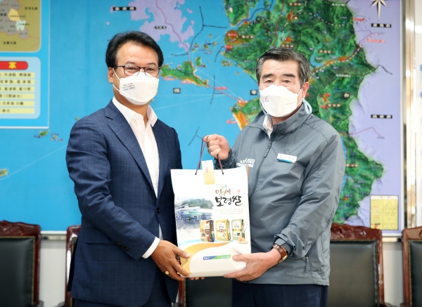 우리 농산물 정 나눔 챌린지(좌측 권혁영 보령시기업인협의회장, 김동일 보령시장)