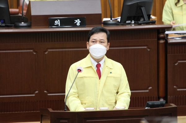 대전 서구의회 강노산 의원이 제259회 서구의회 임시회 제1차 본회의에서 기후위기 극복을 위한 제언을 하고 있다.