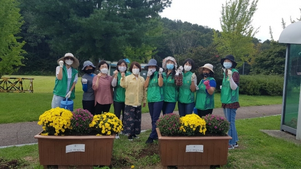 조원숙 신도안면장과 새마을협의회원 일동