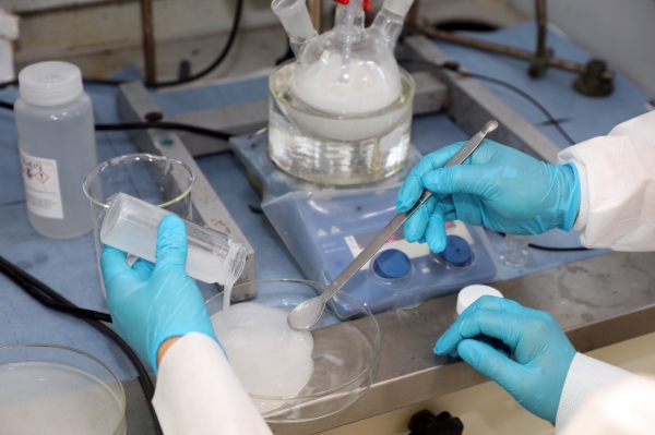 원자력연구원이 개발에 성공한 새로운 하이드로겔 기반 표면제염코팅제.