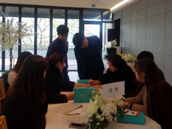 대전 도안고, 창의인재씨앗학교 세미나 교과별 협의 모습