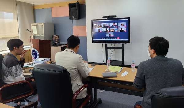 특구진흥재단 직원들이 클라우드 기반 업무협업시스템의 화상회의 기능을 이용해 비대면 온라인 평가를 진행하고 있다.