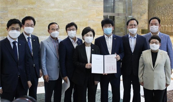 박완주 의원을 비롯한 중부권 의원 16명이 김현미 국토교통부 장관에게 공동건의문을 전달했다.