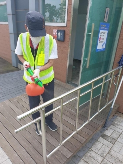 천안시 관계자가 공원화장실을 소독하고 있는 모습