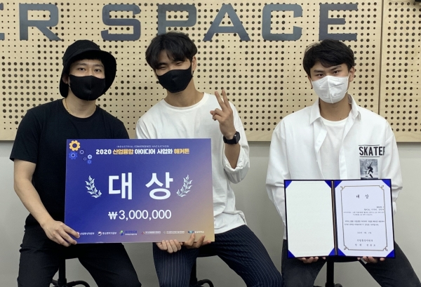 드론 자율비행을 활용한 교통사고 2차 피해 방지 시스템으로 대상을 수상한 ‘MAKE J’ 팀.