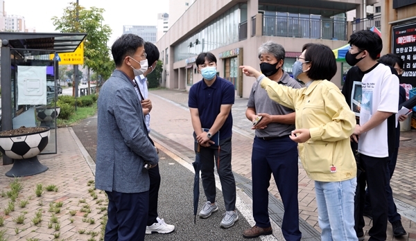 이순열(오른쪽 2번째) 세종시의원이 도담동 버스정류장 현장점검에 나섰다.