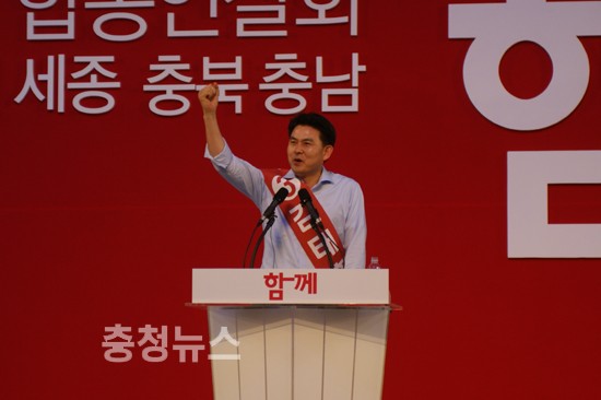 김태호 후보가 연설을 하고 있다.